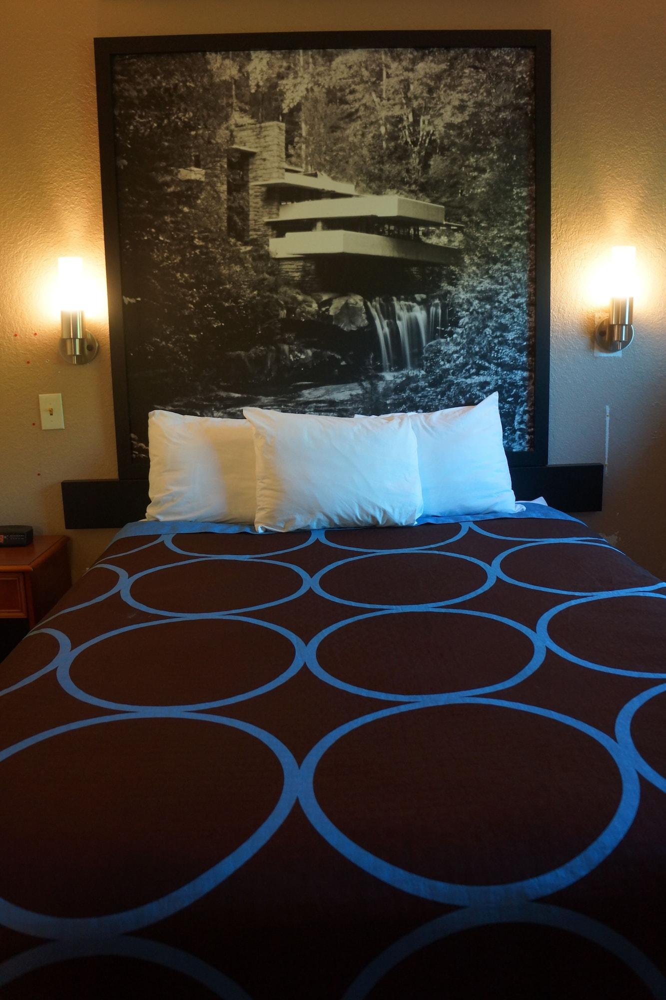 Super 8 By Wyndham Delmont Hotell Exteriör bild