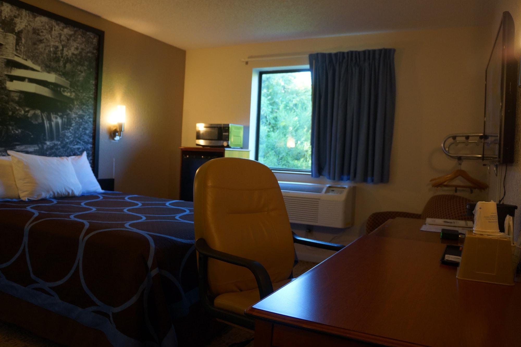 Super 8 By Wyndham Delmont Hotell Exteriör bild