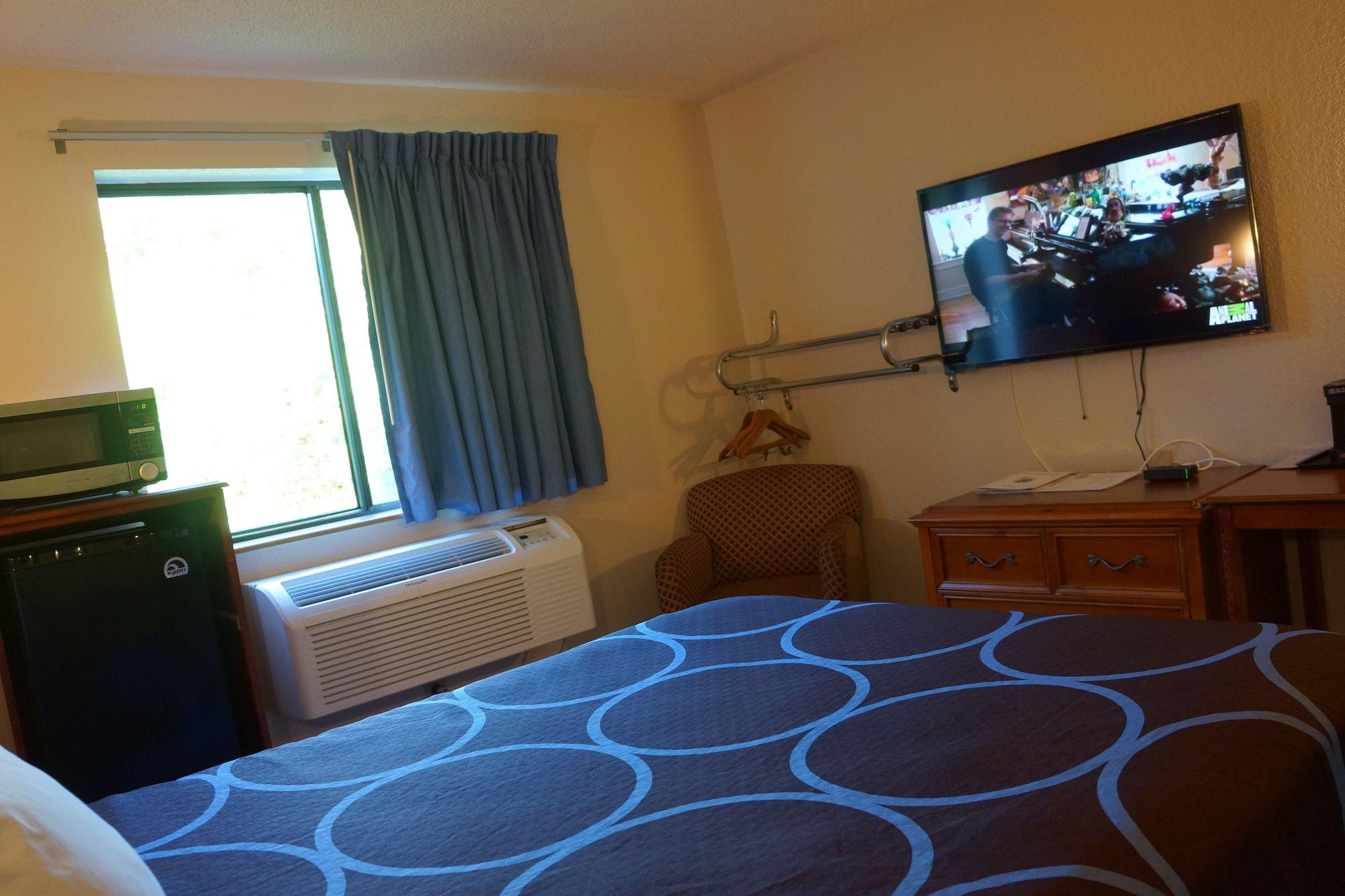 Super 8 By Wyndham Delmont Hotell Exteriör bild