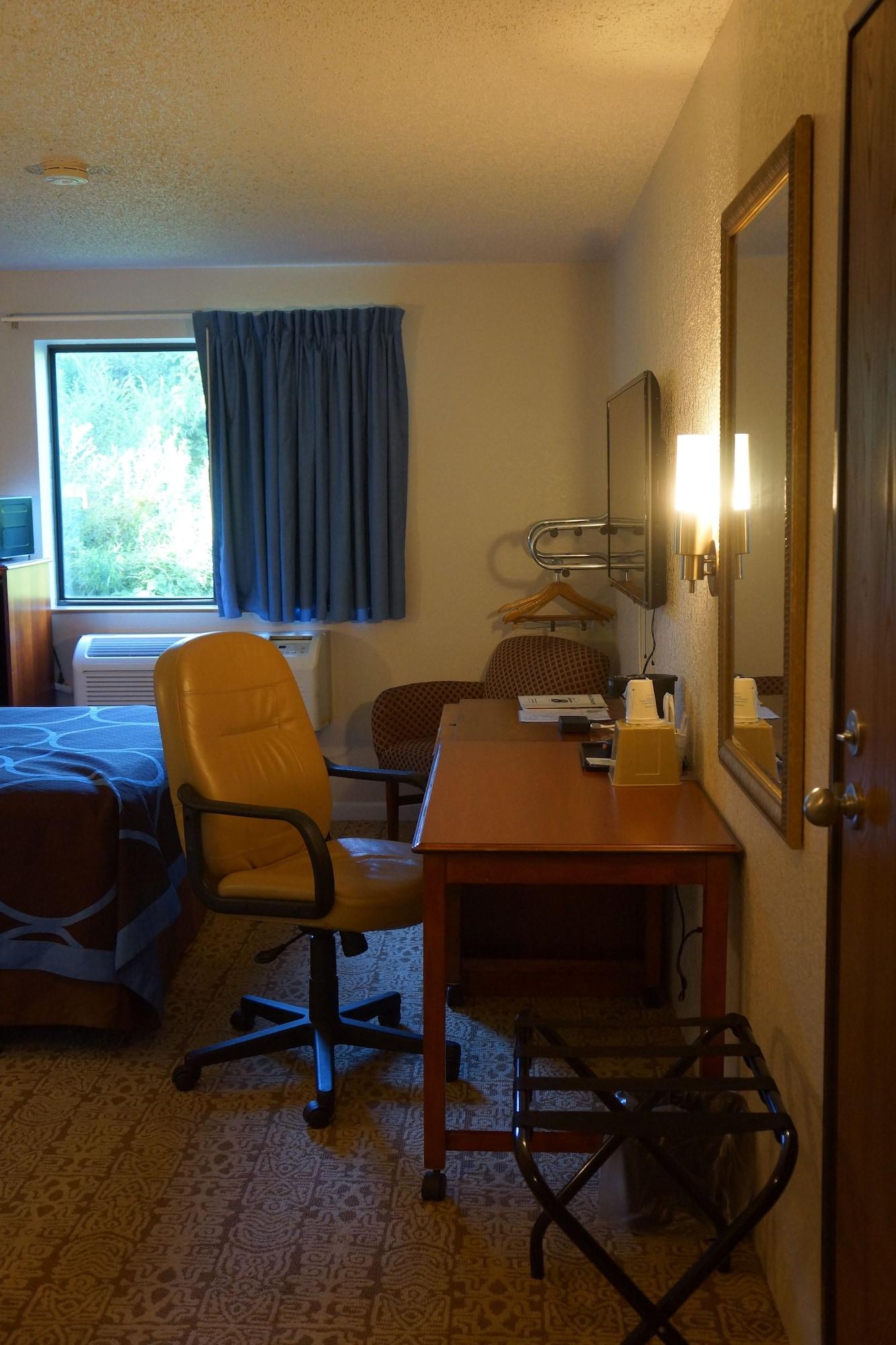 Super 8 By Wyndham Delmont Hotell Exteriör bild