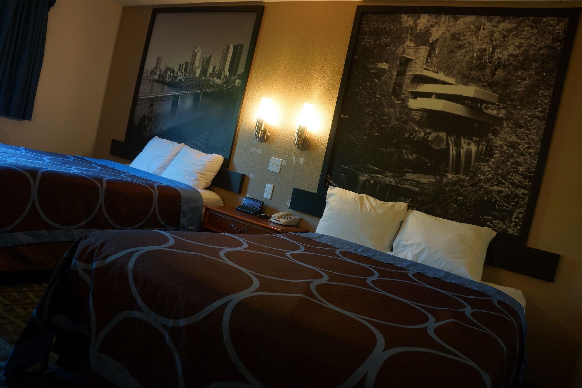 Super 8 By Wyndham Delmont Hotell Exteriör bild