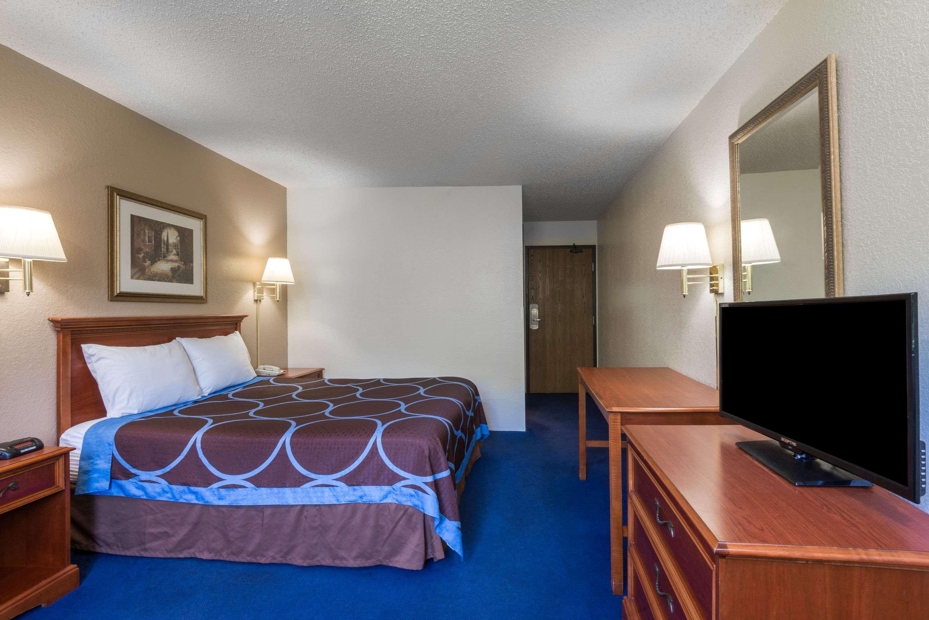 Super 8 By Wyndham Delmont Hotell Exteriör bild