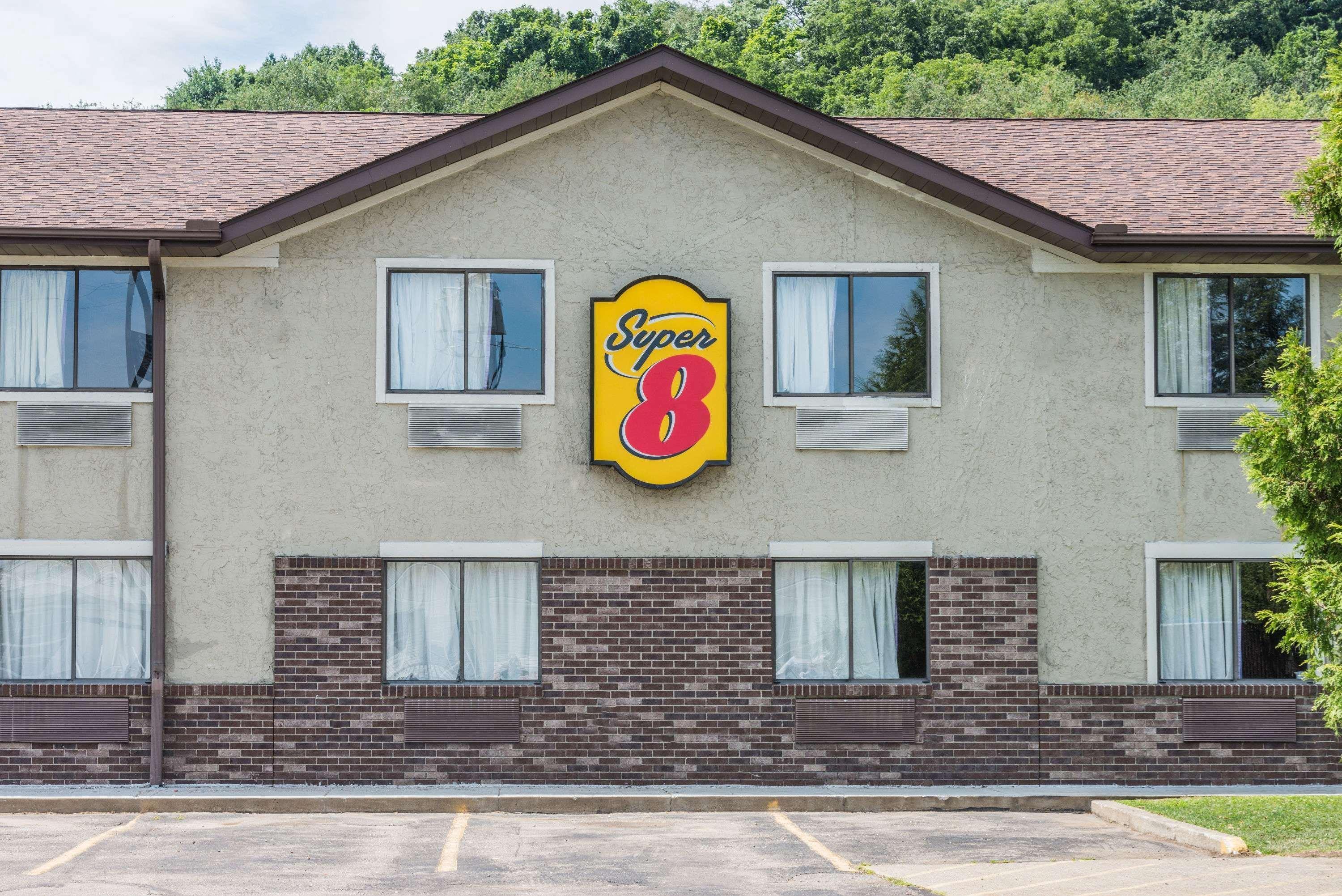 Super 8 By Wyndham Delmont Hotell Exteriör bild