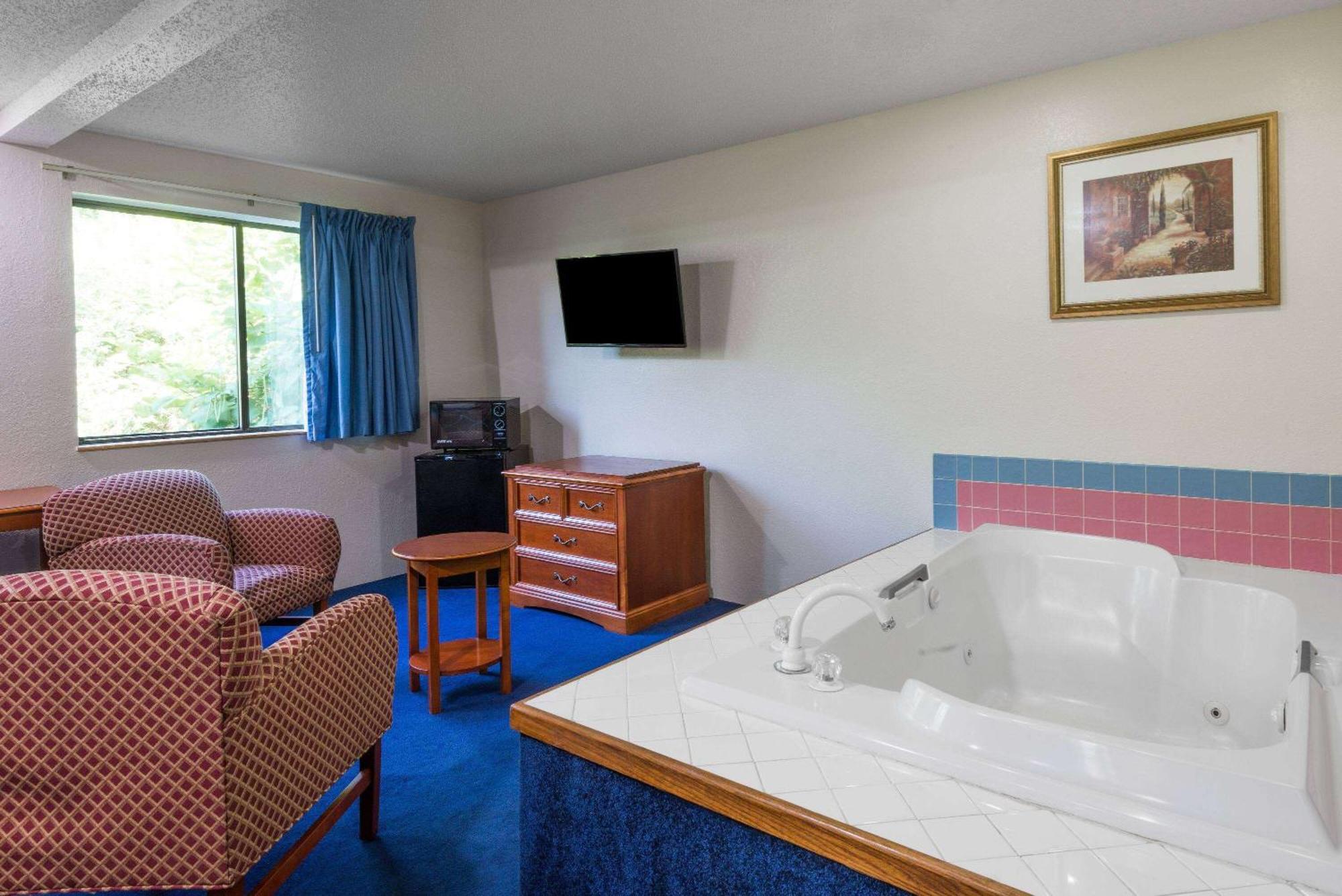 Super 8 By Wyndham Delmont Hotell Exteriör bild